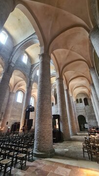 Belle perspective architecturale &agrave; l'int&eacute;rieur de l'abbatiale Saint-Philibert de Tournus (Bourgogne, France)