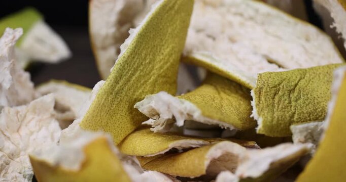 the dried peel of citrus fruits that has been stored for a long time is dehydrated, several peels from peeled citrus fruits that can be used in cooking, pomelo fruit