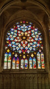 La magnifique rosace du transept de la cath&eacute;drale Saint-&Eacute;tienne de Sens (Champagne, France)