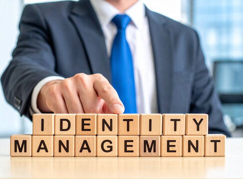Identity Management - Geschäftsmann zeigt auf das Wort "Identity Management"