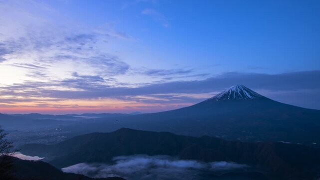 山岳地帯から撮影した富士山と西湖の朝焼け