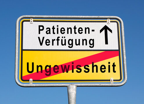 Patientenverf&uuml;gung statt Ungewissheit auf einem Ortsschild mit blauen Hintergrund