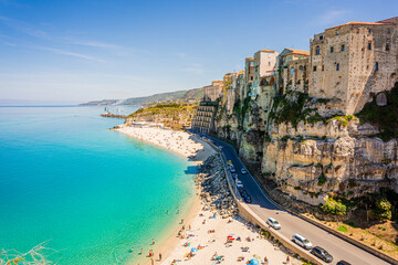 Tropei południowe Włochy, miasto z klifem, na którym zbudowane jest miasto, a także znajdująca się poniżej klifu plaża, której centralnym elementem jest Kościół na Wyspie - Santa Maria Dell'Isola. © Franciszek