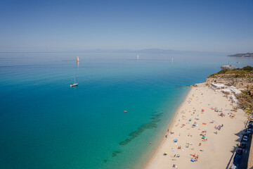 Tropei południowe Włochy, miasto z klifem, na którym zbudowane jest miasto, a także znajdująca się poniżej klifu plaża, której centralnym elementem jest Kościół na Wyspie - Santa Maria Dell'Isola. © Franciszek