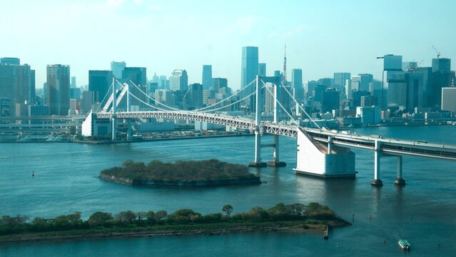 湾岸エリアを望むレインボーブリッジと都心の街並み