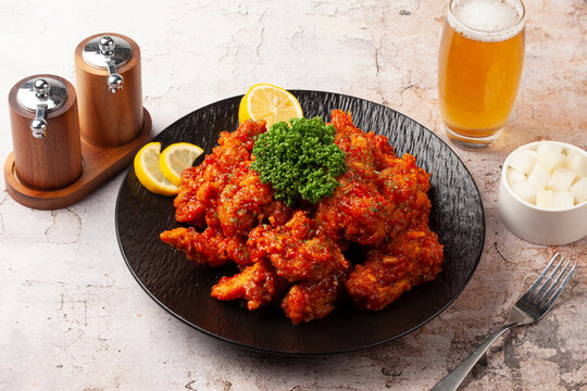 닭고기에 밀가루, 겨잣가루, 소금, 후추 따위를 묻혀 기름에 튀긴 요리
A dish of chicken coated in flour, mustard powder, salt, pepper, etc., and deep-fried in oil
