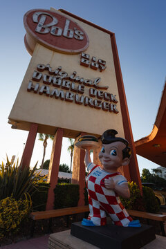 Big Boy statue next to the sign at Bob&rsquo;s Big Boy in Burbank, California, the oldest remaining location built in 1949. Burbank, California, August 2020