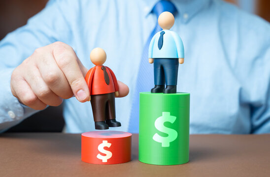 Comparison of salaries in business positions. Salary and bonus levels reveal inequality. Discrimination concerns affect motivation, retention and fairness in corporate environments.