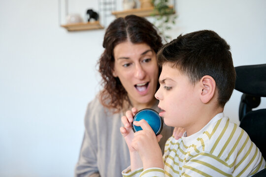 Child with cerebral palsy using speech therapy device