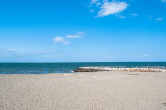 二見浦海岸の砂浜と堤防
