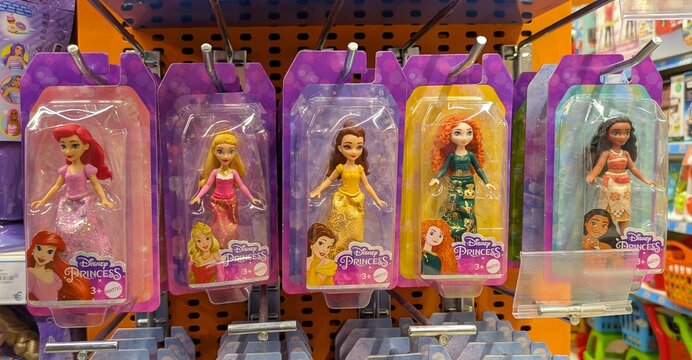 Vista de cerca de un colorido grupo de mu&ntilde;ecas de Princesas Disney de Mattel en tienda Toy Planet en Madrid, Espa&ntilde;a, 16 de marzo de 2026