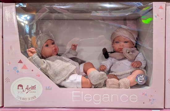 Caja con mu&ntilde;ecas de beb&eacute;s gemelos realistas Arias by Giochi Preziosi, en estanter&iacute;a de tienda Toy Planet en Madrid, Espa&ntilde;a, 16 de marzo de 2026
