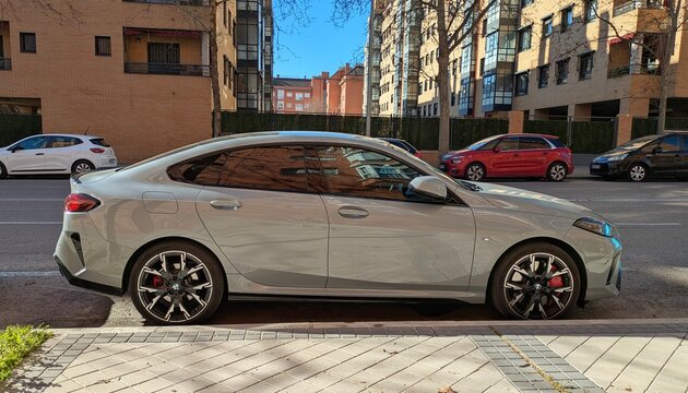 Vista lateral de un autom&oacute;vil BMW Serie 2 Gran Coup&eacute; aparcado en una calle de Madrid, Espa&ntilde;a, 16 de marzo de 2026