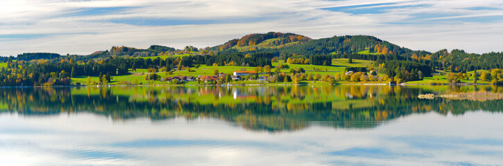 Fototapeta premium Im Allgäu spiegeln sich die Berge auf der Wasseroberfläche des Forggensee bei Füssen