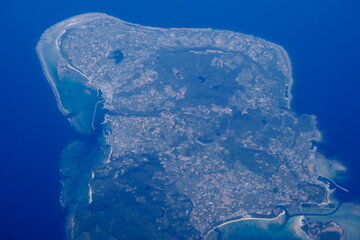 飛行機の窓から望む宮古島の全景。コバルトブルーの海とサンゴ礁のグラデーション。 © タクヤ カガワ