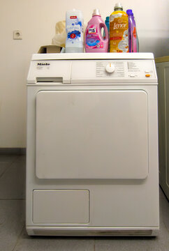 G&uuml;tersloh,Deutschland - 21.04.2026: Verschiedene Waschmittel die auf einem Trockner der Marke MIELE in einem Waschkeller stehen.	
