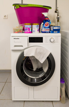 G&uuml;tersloh,Deutschland - 21.04.2026: Verschiedene Waschmittel die auf einer Waschmaschine der Marke MIELE in einem Waschkeller stehen.	
