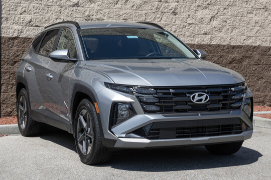 Hyundai Tucson SEL FWD Compact SUV display. Hyundai offers the Tucson with a Smartstream 2.5L 4-Cylinder engine. MY:2026