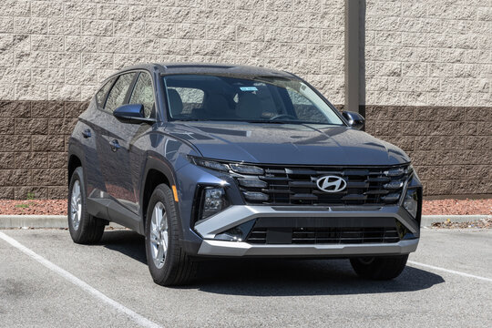 Hyundai Tucson SE AWD Compact SUV display. Hyundai offers the Tucson with a Smartstream 2.5L 4-Cylinder engine. MY:2026
