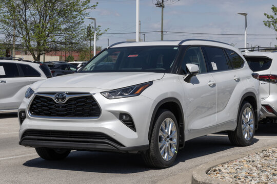 Toyota Highlander HEV Limited AWD SUV display. Toyota offers the Highlander with a 2.5L 4-Cylinder Hybrid engine. MY:2026