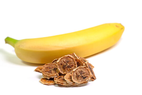 Getrocknete Bananenscheiben vor wei&szlig;em Hintergrund