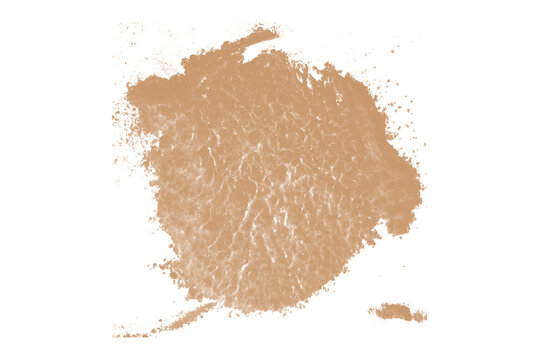 Muestra de polvo cosm&eacute;tico color beige arena aislado sobre fondo transparente con textura granulada.