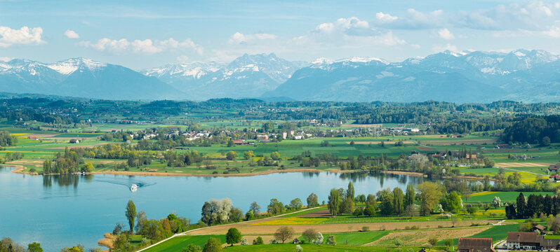 See Dorf Berg Schweiz - M&ouml;nchaltorf - Speer Mattstock Federispitz - M&uuml;rtschenstock (Mitte) - Rechts hinten Kanton Schywz und Kanton Glarus dahinter
