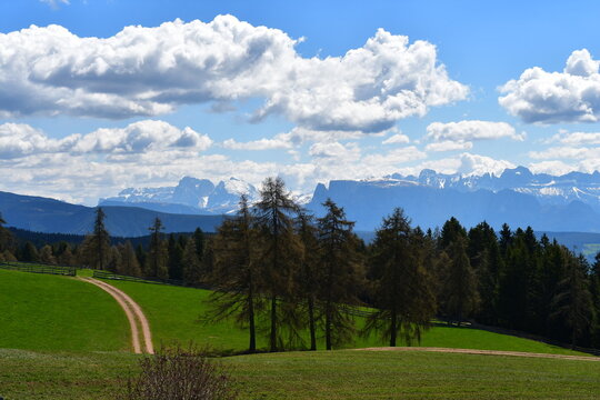 Sch&ouml;ne Landschaft am Jenesier J&ouml;chl in S&uuml;dtirol mit Dolomitenblick 