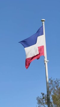 schleswig-holsteinische Flagge (blau-wei&szlig;-rot) flattert im Wind