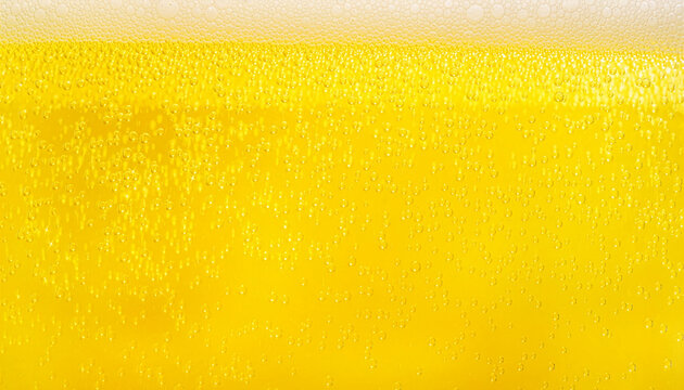 Golden texture of beer poured into a glass, close up of foam and bubbles　グラスに注がれたビールの黄金色のテクスチャ、泡と炭酸のクローズアップ