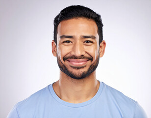 Obraz premium Man with soft smile looking directly at camera in studio portrait on white background