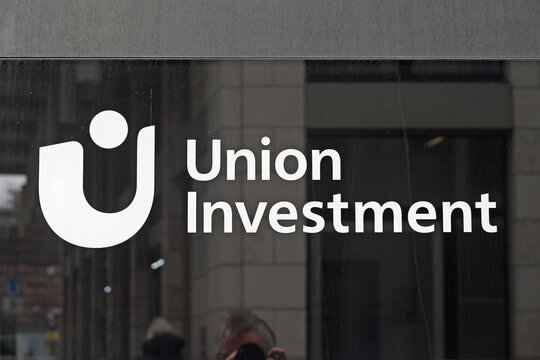 Firmenschild der Union Asset Management Holding AG am Hauptsitz in Frankfurt am Main 