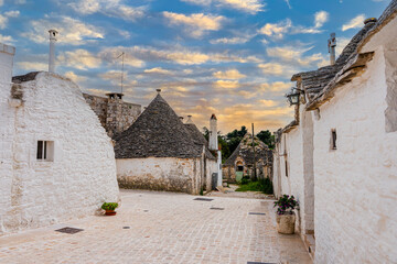 Alberobello miasto we Włoszech, słynie z unikatowych form budownictwa – domów typu trulli, które są okrągłe i mają stożkowate dachy z kamienia. © Franciszek