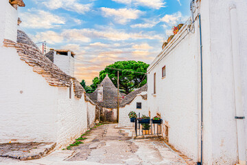 Fototapeta premium Alberobello miasto we Włoszech, słynie z unikatowych form budownictwa – domów typu trulli, które są okrągłe i mają stożkowate dachy z kamienia.
