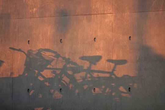Schattenwurf von Fahrr&auml;dern vor einer Betonwand