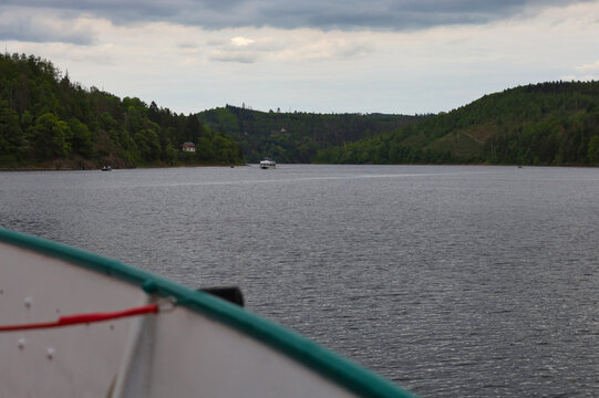Blick vom Fahrgastschiff Gera &uuml;ber die weite Wasserfl&auml;che der Bleilochtalsperre auf die H&uuml;gellandschaft, Saalburg, Saale-Orla-Kreis, Th&uuml;ringen, Deutschland
