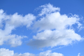 Obraz premium Beautiful fluffy clouds in the blue sky
