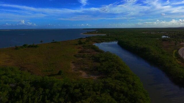 Ilha ao lado de estrada
