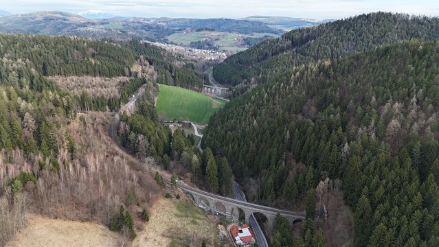 Ungerbachtal mit den Viadukten der Wechselbahn, 