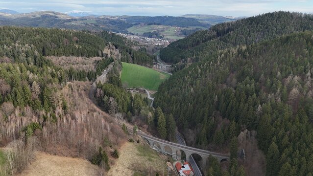 die Viadukte der Wechselbahn eingebettet in die Landschaft der Wechselregion, Aspang, Nieder&ouml;sterreich