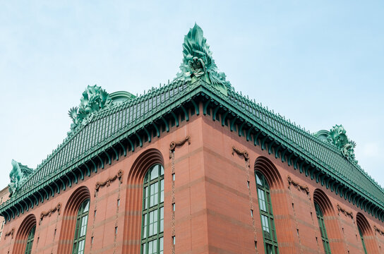 Harold Washington Library Center in Chicago, Illinois, USA, featuring its distinctive green copper roof and large sculptural ornaments known as acroteria.