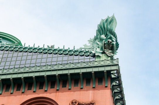 The roof of the Harold Washington Library Center in Chicago, Illinois, featuring distinctive owl-shaped aluminum decorations known as acroteria.