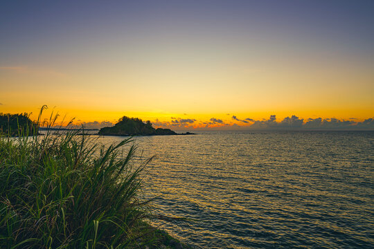 【中古】 夕焼けに染まる海辺で 夕焼けに染まる海辺」の写真素材 | 1,632件の無料イラスト画像 | Adobe