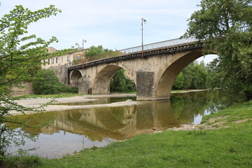 Fototapeta premium Pont sur la rivière le Vidourle, village de Sauve, département du Gard, France