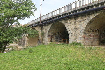 Fototapeta premium Pont sur la rivière le Vidourle, village de Sauve, département du Gard, France