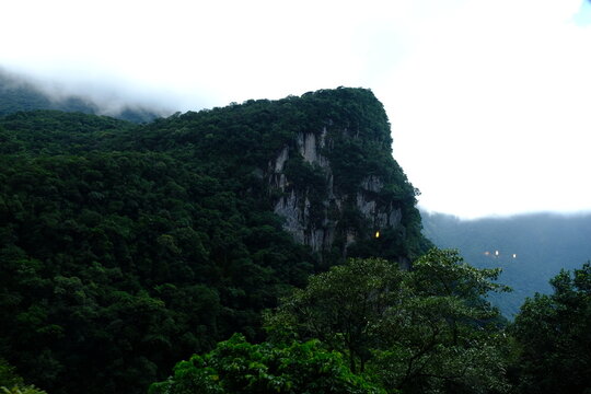 Montanha rochosa coberta por vegeta&ccedil;&atilde;o e neblina / Rocky mountain covered with vegetation and mist