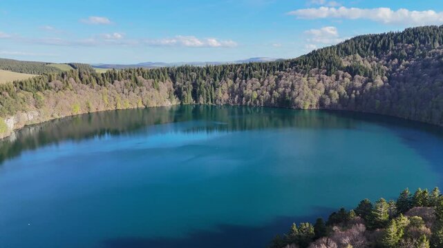 Vue a&eacute;rienne du lac Pavin en Auvergne entour&eacute; de for&ecirc;t, paysage volcanique naturel