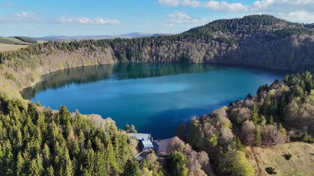 Vue a&eacute;rienne du lac Pavin en Auvergne entour&eacute; de for&ecirc;t, paysage volcanique naturel