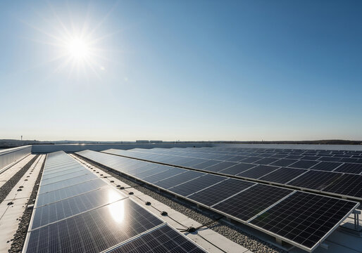 屋根の上の太陽光発電パネルと青空