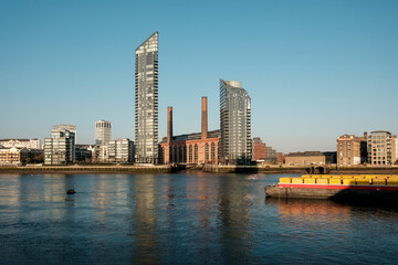 Obraz premium London river thames cityscape with historic and modern architecture
